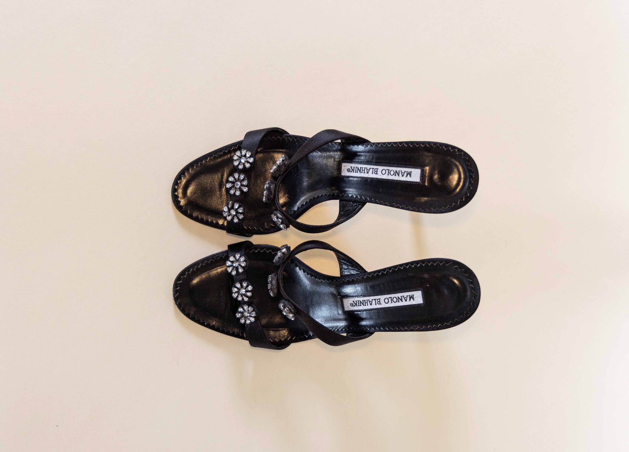 Manolo Blahnik ブラックミュール38 Manolo Blahnik Black Crystal Flower Heels IT 38 – By Mae