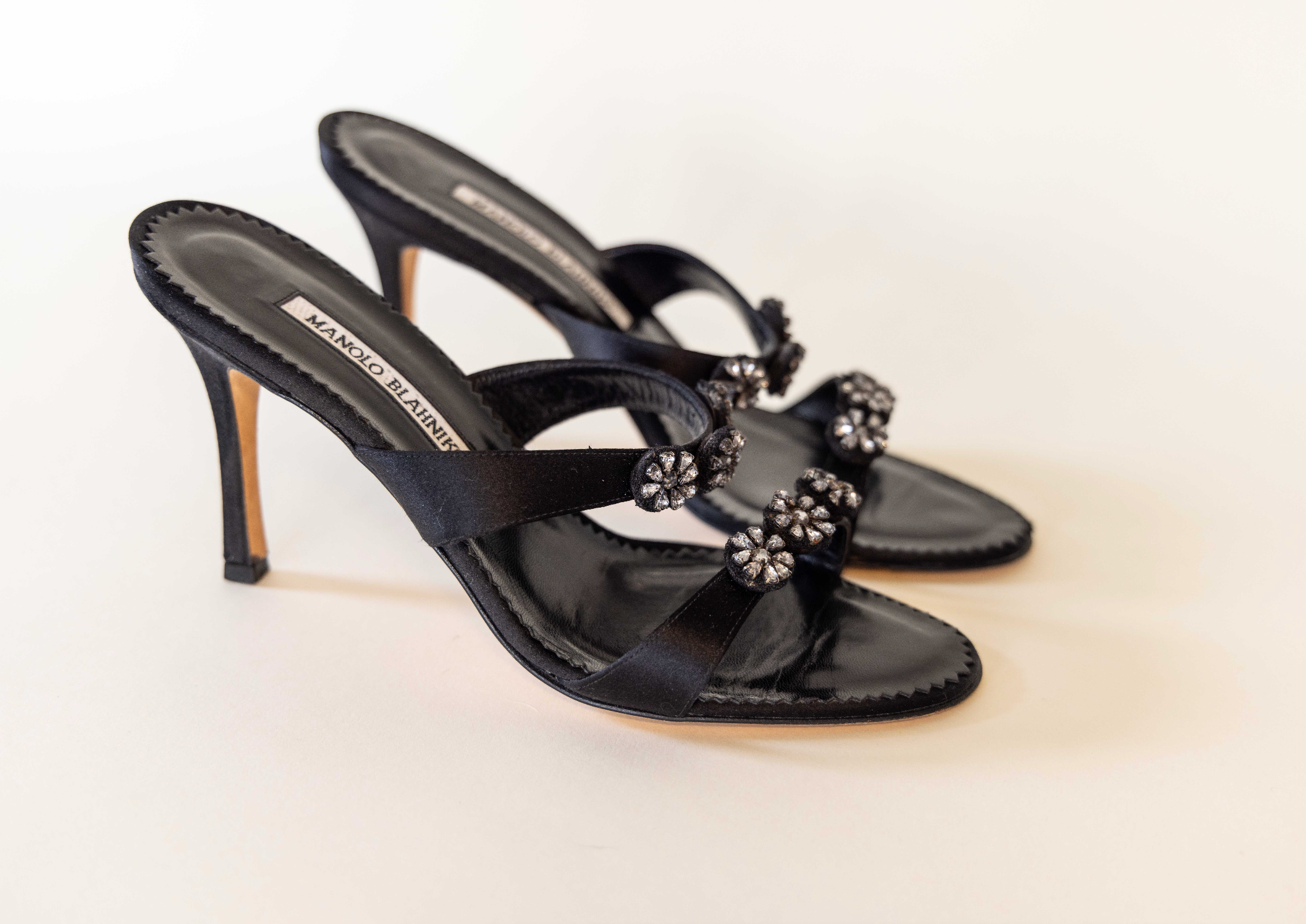 Manolo Blahnik ブラックミュール38 Manolo Blahnik Black Crystal Flower Heels IT 38 – By Mae
