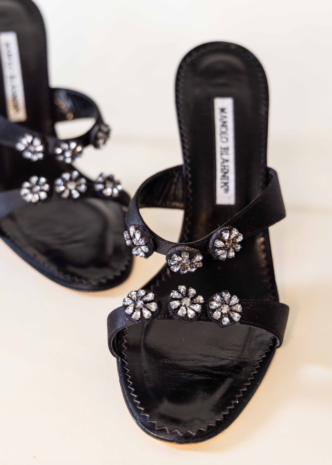 Manolo Blahnik ブラックミュール38 Manolo Blahnik Black Crystal Flower Heels IT 38 – By Mae